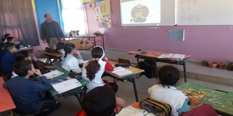 أستاذ مع التلاميذ داخل حجرة الدرس