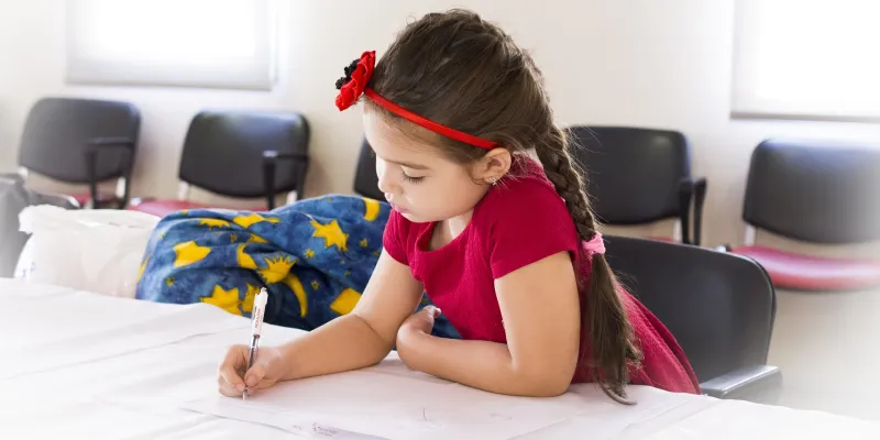 تلميذة تنجز أنشطة التقويم والدعم لمعالجة التعثرات في مادة اللغة العربية بالمدرسة الابتدائية